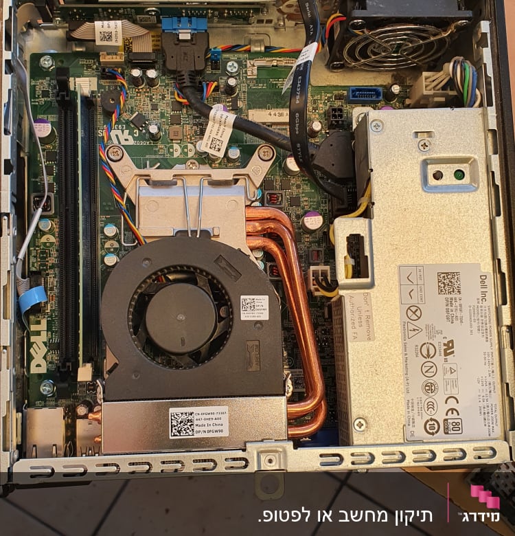 מחשב פתוח עם לוח אם, מאוורר וכבלים